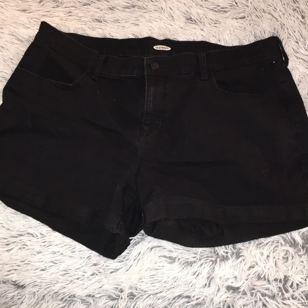 Black boyfriend jean shorts.